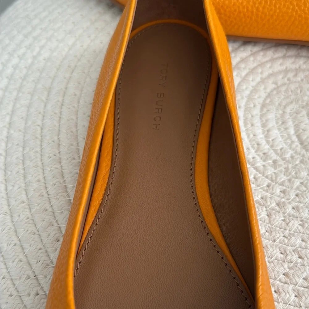 Tory Burch Gold Emblem Orange Reva Flat size 7 - Picture 5 of 5